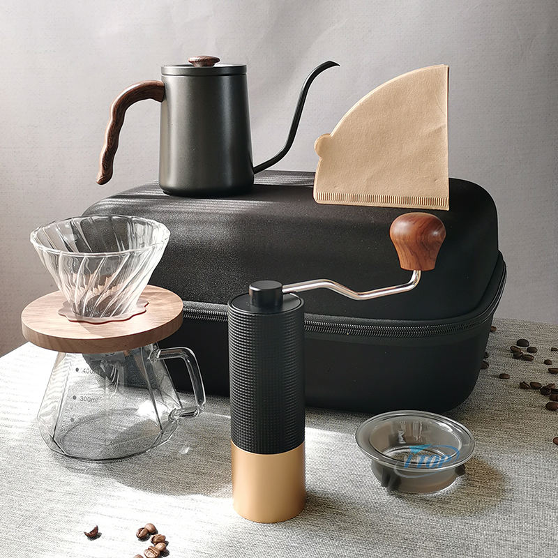 V60 커피 드리퍼와 에스프레소 도구로 양조 예술 탐구