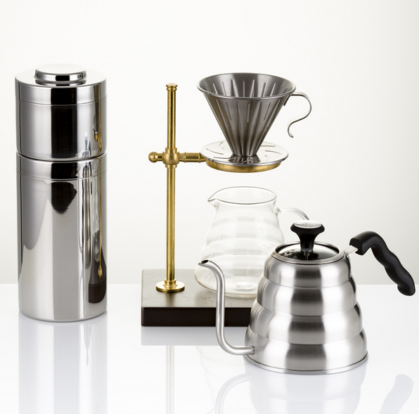 Barista는 정확한 온도를 위해 온도계로 커피와 차를 부어 드립 스파우트 구즈넥 주전자를 붓습니다.