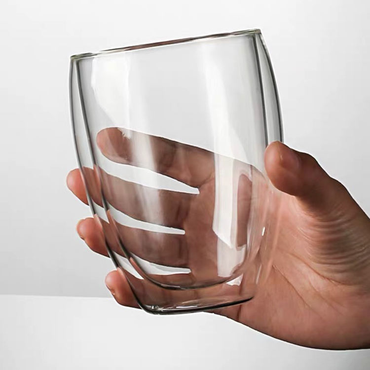 두 배 벽으로 막힌 유리제 커피 또는 차잔은 250ml 커피잔을 격리했습니다